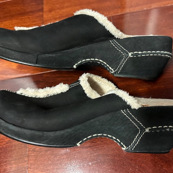 White Mountain Ladies Clogs Black Suede and White Fur Lined Shoes Size 7 EUC - Picture 9 of 13